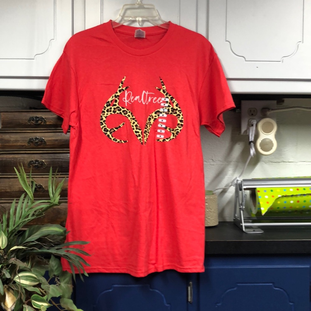 NWT Realtree coral color with animal print antlers on‎ front women medium